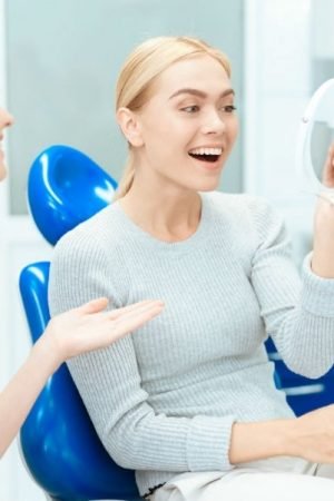 Choose the Right Cosmetic Dentist with the Following Tips