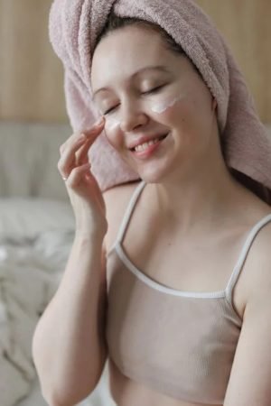 The Benefits of Using Night Cream Alongside a Sleep Schedule