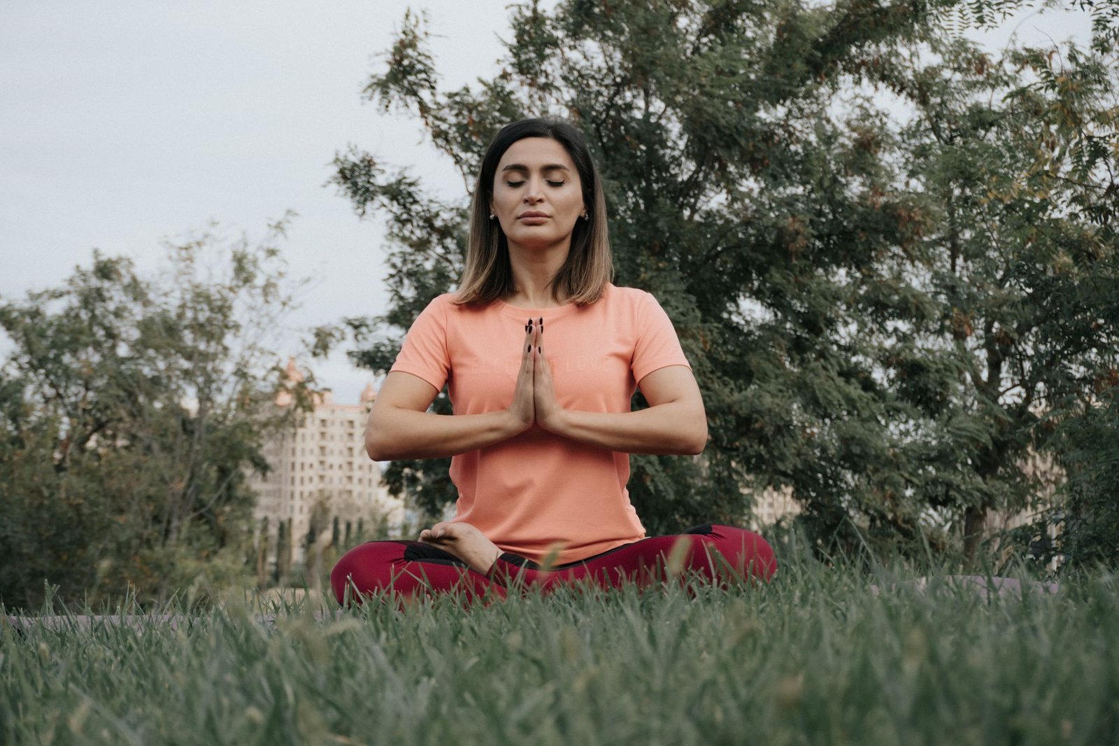 Woman practicing yoga and meditation in park. Enhancing mindfulness and relaxation outdoors. — 5 Reasons Why You Need Discoun