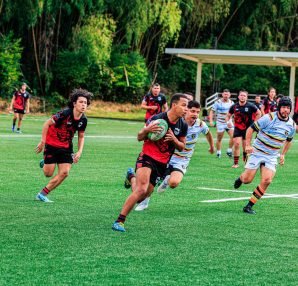 Rugby players competing vigorously on a vibrant green field, showcasing teamwork and athleticism. — La Grada Online: The Best