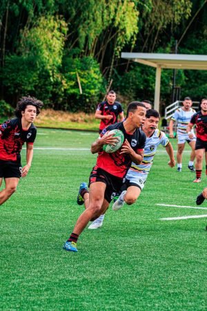 Rugby players competing vigorously on a vibrant green field, showcasing teamwork and athleticism. — La Grada Online: The Best